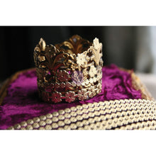 Load image into Gallery viewer, Crown made with Dresden Daisy Chain Trim by Prima Marketing