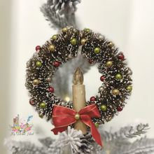 Load image into Gallery viewer, Bottlebrush Wreath with Candle and Ornaments, 6 inch 