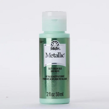 Load image into Gallery viewer, A bottle of Folk Art Metallic acrylic paint in the shade 35271 Green Silk (Sole Verte), featuring a metallic green label and a translucent cap on a white background.
