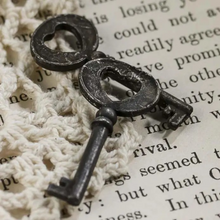 Load image into Gallery viewer, Vintage Look Heart Skeleton Keys
