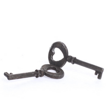 Load image into Gallery viewer, Vintage Look Heart Skeleton Keys
