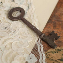 Load image into Gallery viewer, Vintage Look Rusted Metal Oval Skeleton Key
